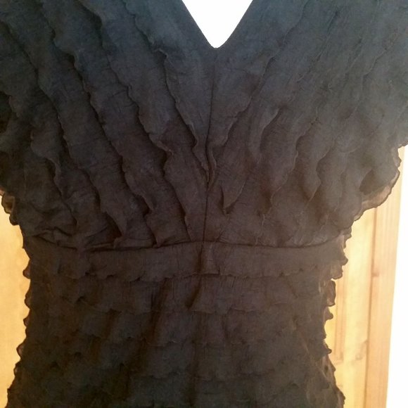 Jennie and Marlis V-Neck Black Ruffle Top. Size Med - Picture 5 of 7